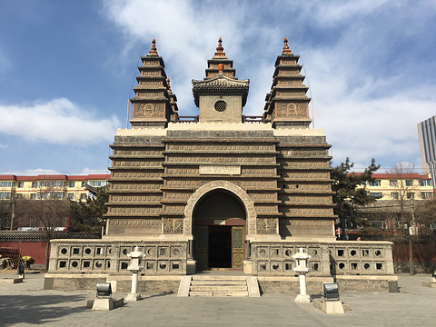 Five Pagoda Temple