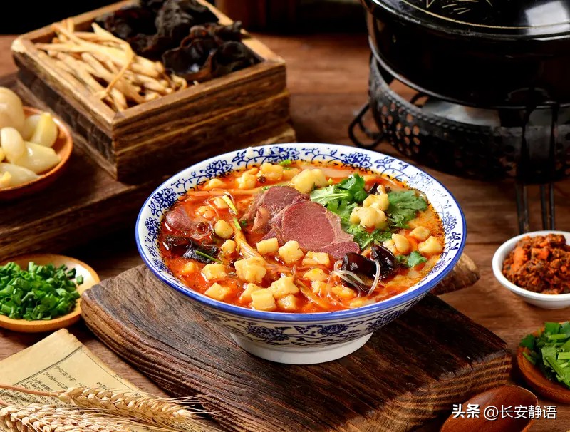Yangrou Paomo (Lamb Stew with Bread)