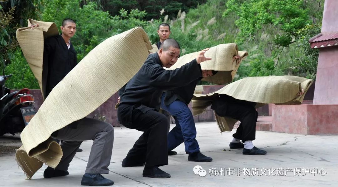 Mat Lion Dance